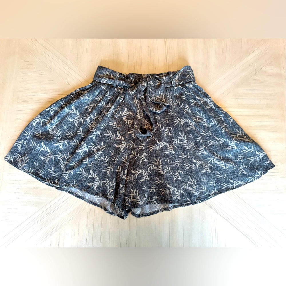 FINAL TOUCH - Leaf Print Elasticized Waist Flowy Shorts - Size Small